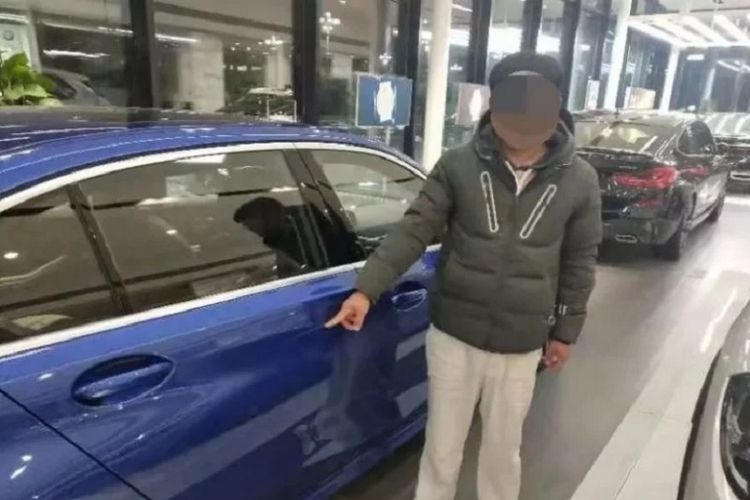 Pria di China Ini Gores Cat Mobil BMW Supaya Sang Ayah Membelikan

