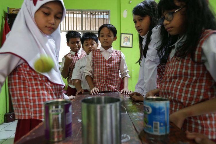 BERITA FOTO: Siswa SDN Pondok Cina 1 Telantar Belajar Tanpa Guru