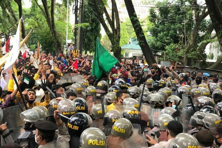demo-tolak-uu-cipta-kerja-mahasiswa-dan-buruh-duduki-dprd-kalsel
