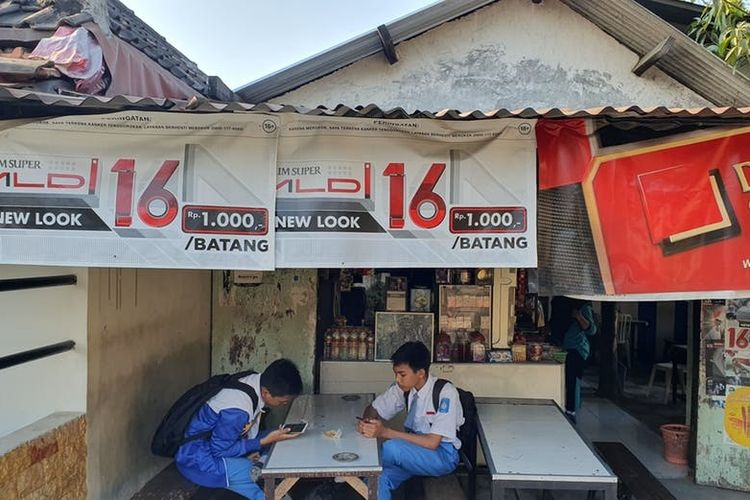 Sekolah Surabaya Dikepung Iklan Rokok, Kenapa Risma Tak Melarang?
