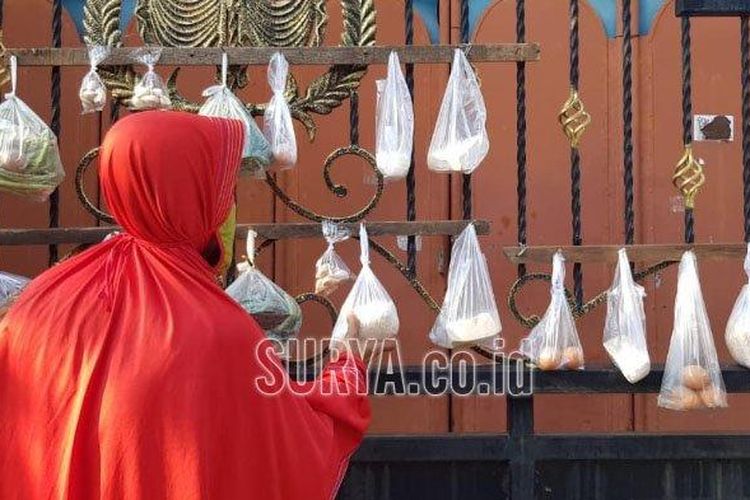 Khawatir Tetangga Tak Makan, Warga Surabaya Gantung Sembako di Dinding