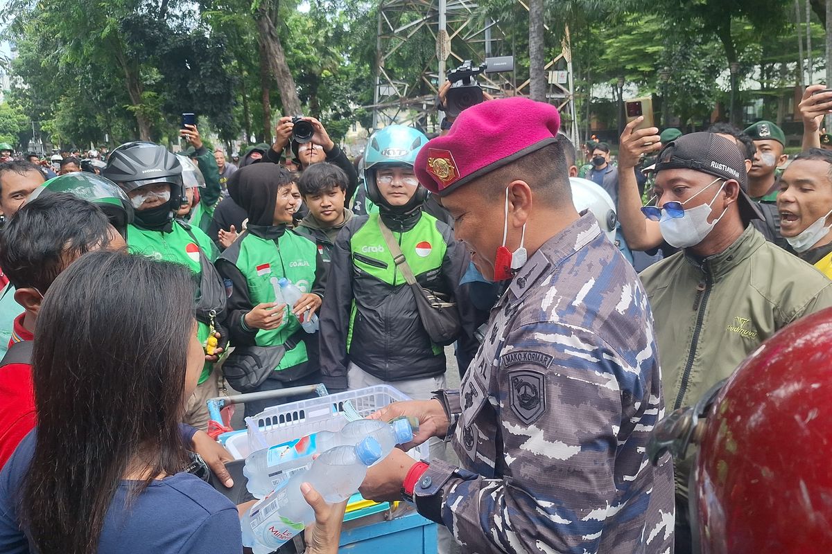 Massa Berebut Uang yang Dibagikan TNI di Depan Mako Brimob Kwitang