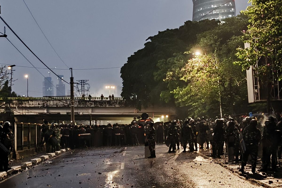 Pelajar STM yang Ikut Demo 25 Agustus Serang Polisi di Kolong Flyover Pejompongan