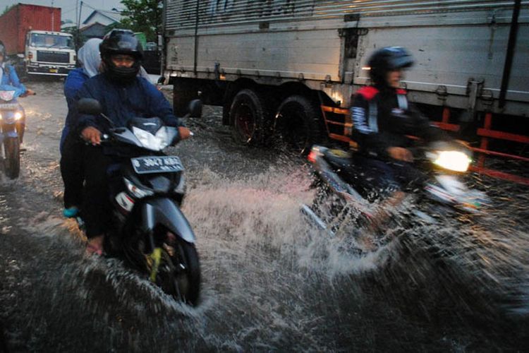 Video Viral Bebek Jadul Santai Terobos Banjir, Bikin Minder Vario