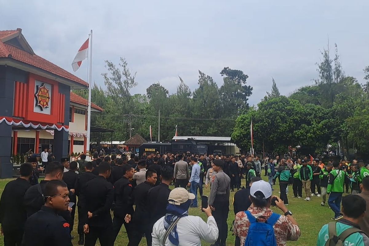 Ratusan Ojol Geruduk Markas Brimob Solo, Tuntut Penabrak Affan Kurniawan Diadili