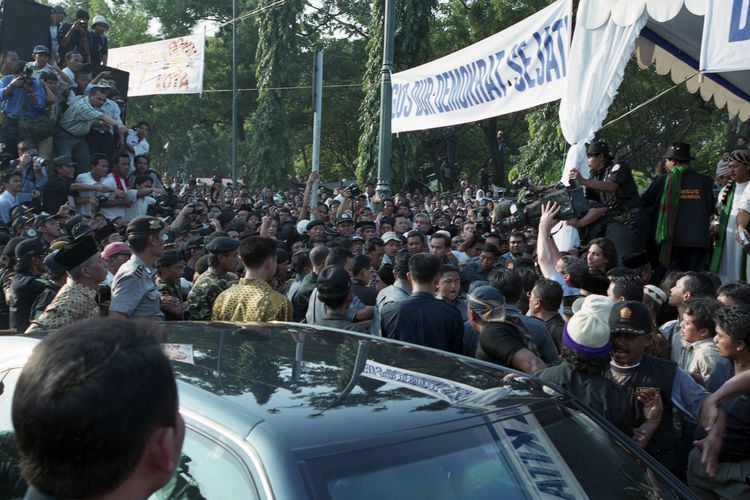 Damai Sesaat di Istana, Kala Gus Dur Selesai Shalat Malam Jelang Dilengserkan MPR..