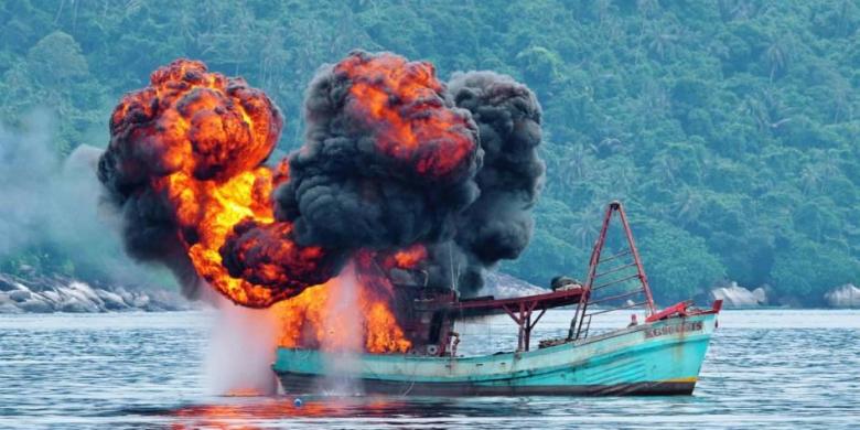 Menteri Susi Tenggelamkan 8 Kapal Asing di Sulut
