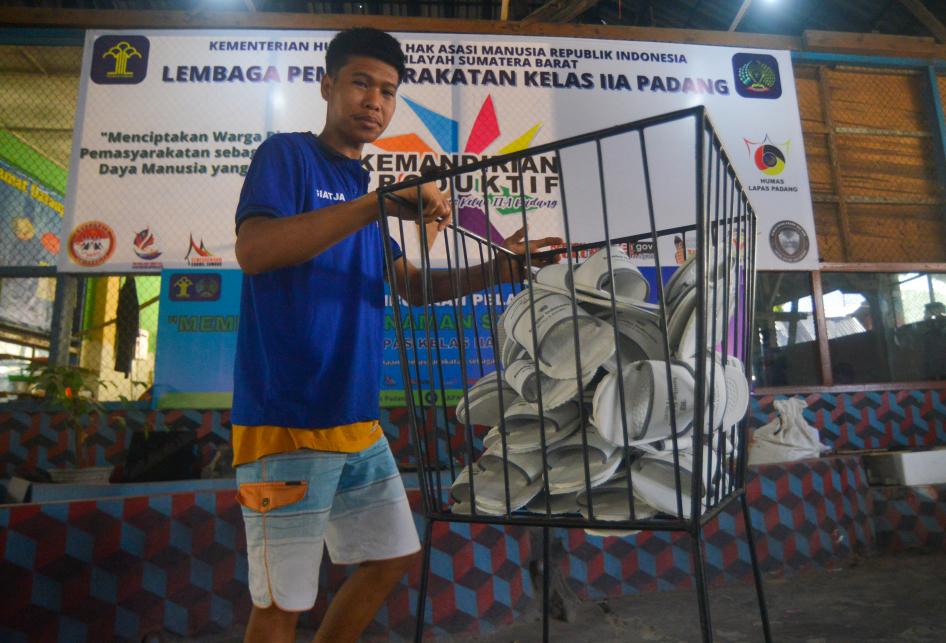 Hebat! Sandal Buatan Warga Binaan Lapas Tembus Hotel Berbintang