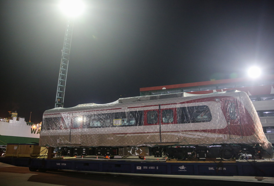 Dua Gerbong LRT Tiba di Jakarta