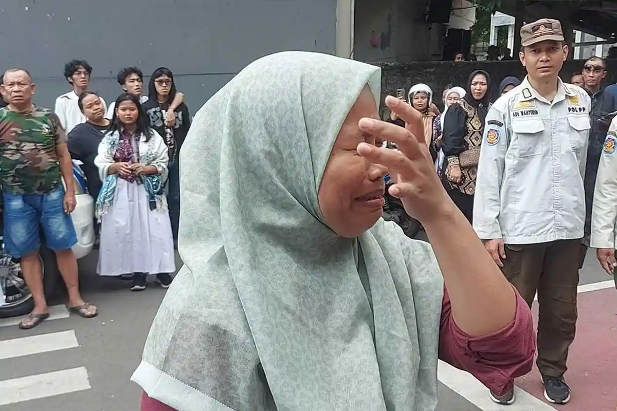 foto-terduga-pelaku-ledakan-beredar-ibu-ini-histeris-datangi-sman-72