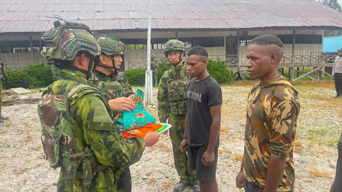 Satgas Ksatria Jaya Dampingi 3 Eks OPM Kembali ke Pangkuan NKRI di Distrik Sinak
