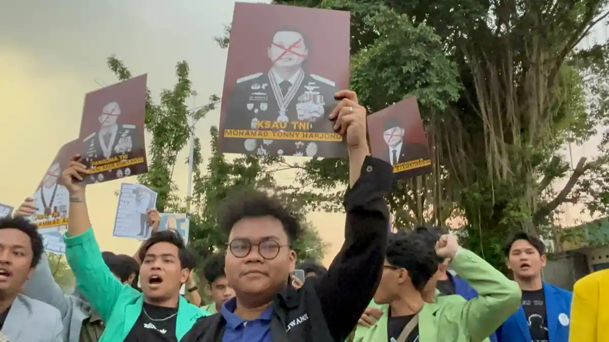 Aksi di Depan Mabes TNI, Massa BEM SI Bawa Foto Menhan Panglima yang Dicoret 