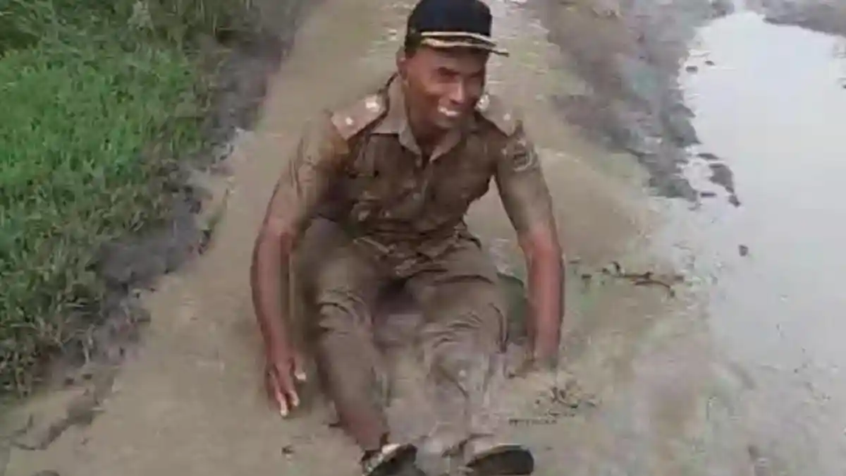 viral-kades-ngepringan-mandi-lumpur-pakai-seragam-dinas-protes-jalan-rusak-sejak