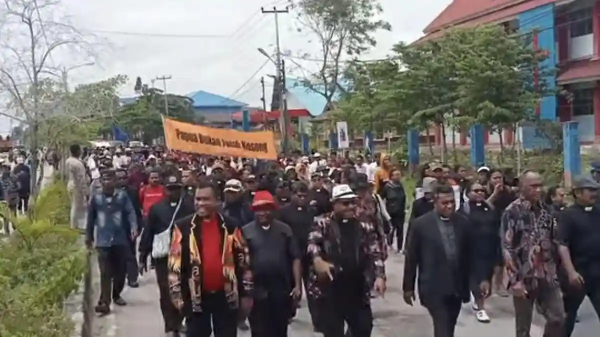 protes-biak-massa-tolak-bandara-antariksa-dan-militer-suarakan-perlindungan-tanah