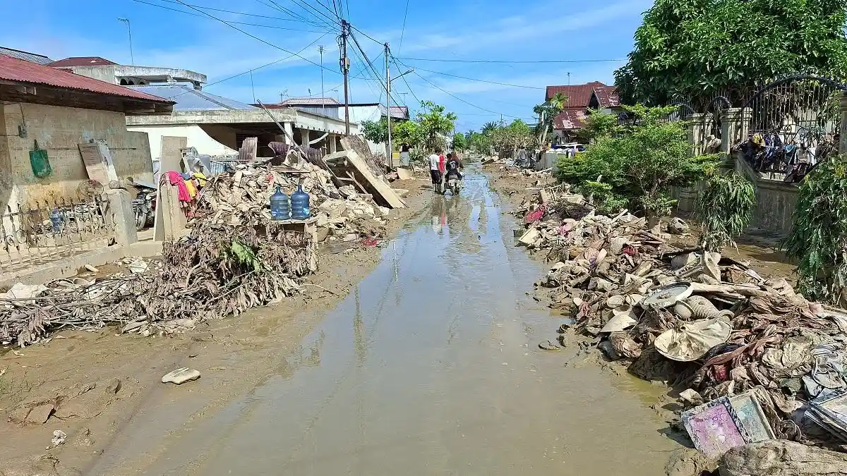 sebulan-pascabanjir-warga-aceh-tamiang-patungan-sewa-alat-berat-bersihkan-lumpur