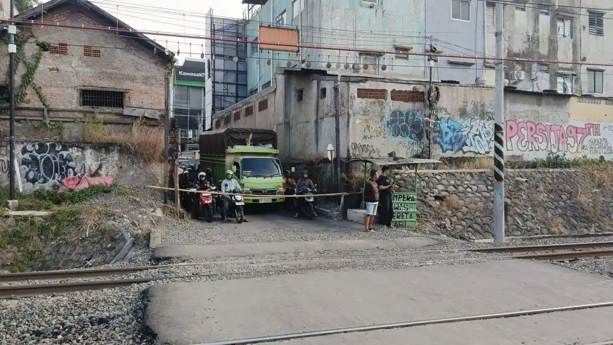 Perlintasan Kereta Ampera Bekasi Masih Dijaga Ormas, Peringatan KDM Tak Didengar