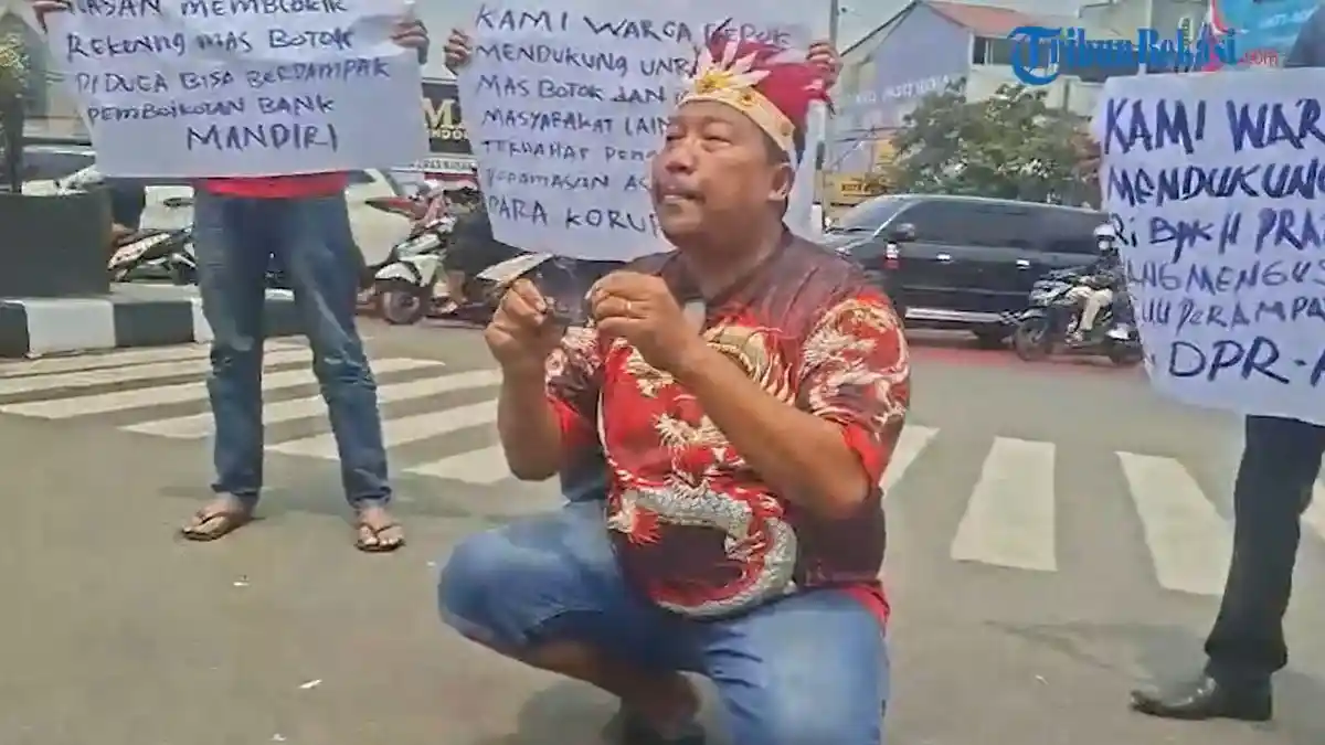 solidaritas-untuk-botok-pati-aktivis-depok-gelar-aksi-bakar-kartu-atm