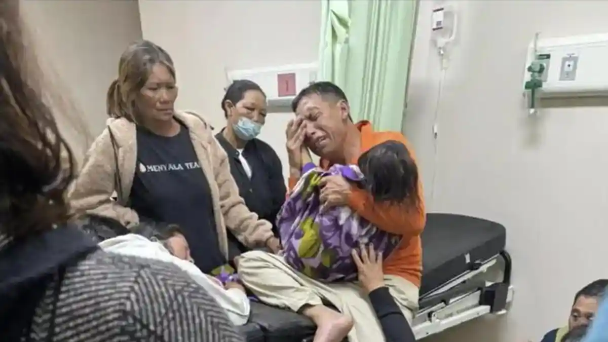 Ditinggal Mandi, Balita Tewas Diserang 3 Anjing Liar, Ayah Histeris Peluk Jenazah