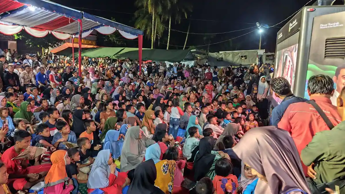 Malam Tahun Baru, Prabowo Nonton Layar Tancap Bareng Warga Tapsel