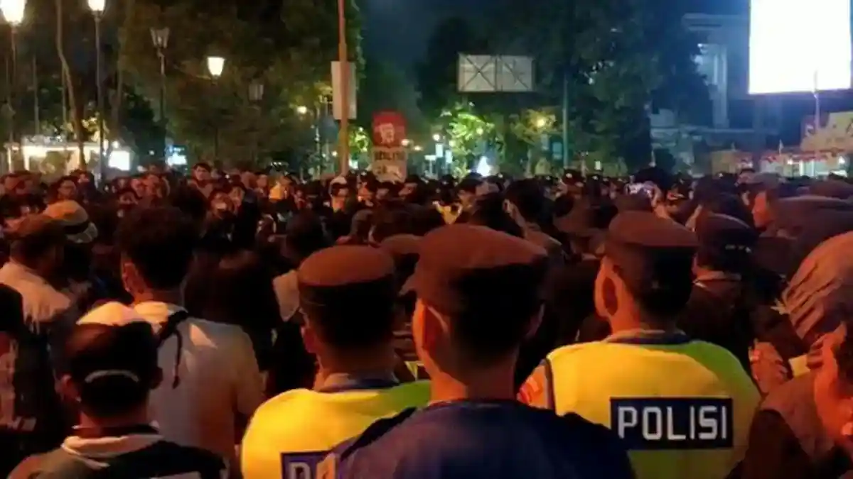 aksi-di-yogyakarta-ricuh-dan-memanas-8-pendemo-cedera-2-dibawa-ke-rs