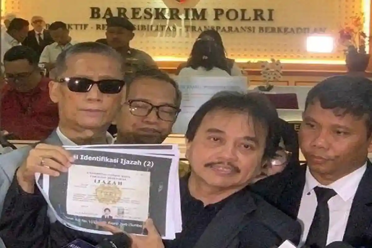 Terkuak Sosok yang Diduga Edit Ijazah Jokowi, Roy Suryo: Fotonya Miring