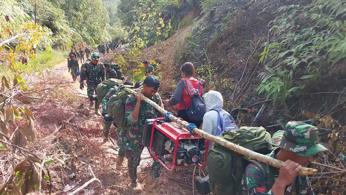 40 Prajurit TNI Jalan Kaki Berjam-jam Bawa Bantuan ke Wilayah Terisolir di Tapteng