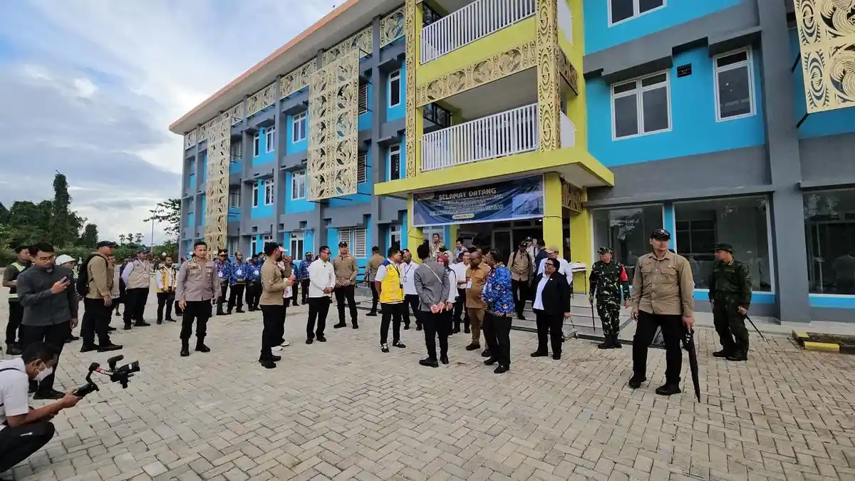 Belanja ATK di Timika, Wapres Gibran Disambut Ribuan Warga