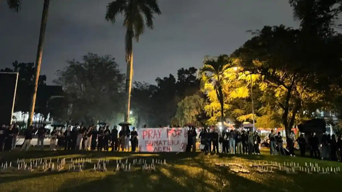aksi-seribu-lilin-mahasiswa-minta-banjir-longsor-sumatra-jadi-bencana-nasional