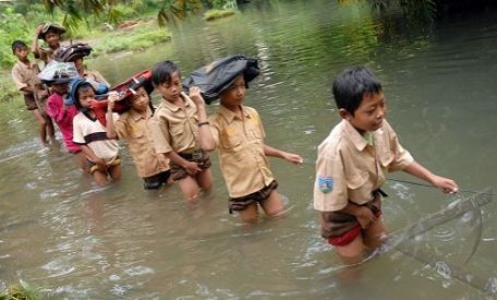 Semangat sekolah siswa ini bikin kalian tertampar&malu, di film denias salah satunya