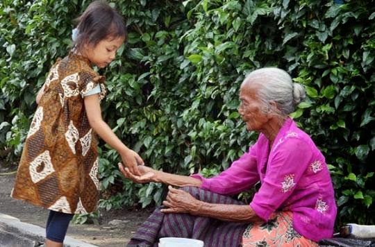 Anak Miskin Penjual Koran Yang Selalu Berbagi Pada Sesama