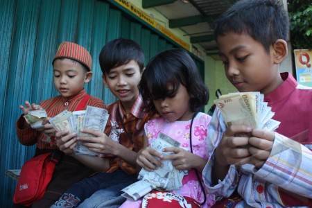 Tradisi Bagi-Bagi Duit Saat Lebaran Yang Selalu Dinantikan Anak-Anak