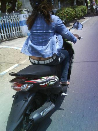 CEWEK CANTIK SAAT NAIK MOTOR DI JALAN MEMBUAT GAGAL FOKUS