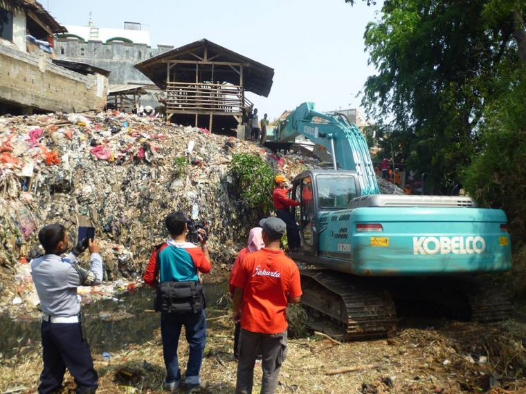 Sampah menggunung selama 30 tahun di Cipinang akhirnya diangkat juga
