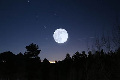Apakah Menatap Sinar Bulan Terlalu Lama Berbahaya?