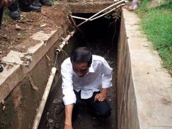 Terjatuh Masuk Got, Pria Ini Lamar Kekasih, 'Kupinang Kau di Selokan