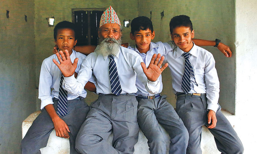 Kisah Kakek Asal Nepal yang Masih Bersemangat untuk Bersekolah