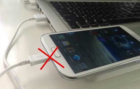 Bahaya! Jangan Lakukan Hal-Hal Sepele Ini pada Smartphone