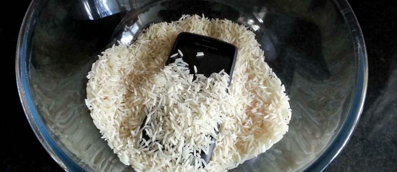 Trik Mudah Menyelamatkan Smartphone yang Tercebur Air