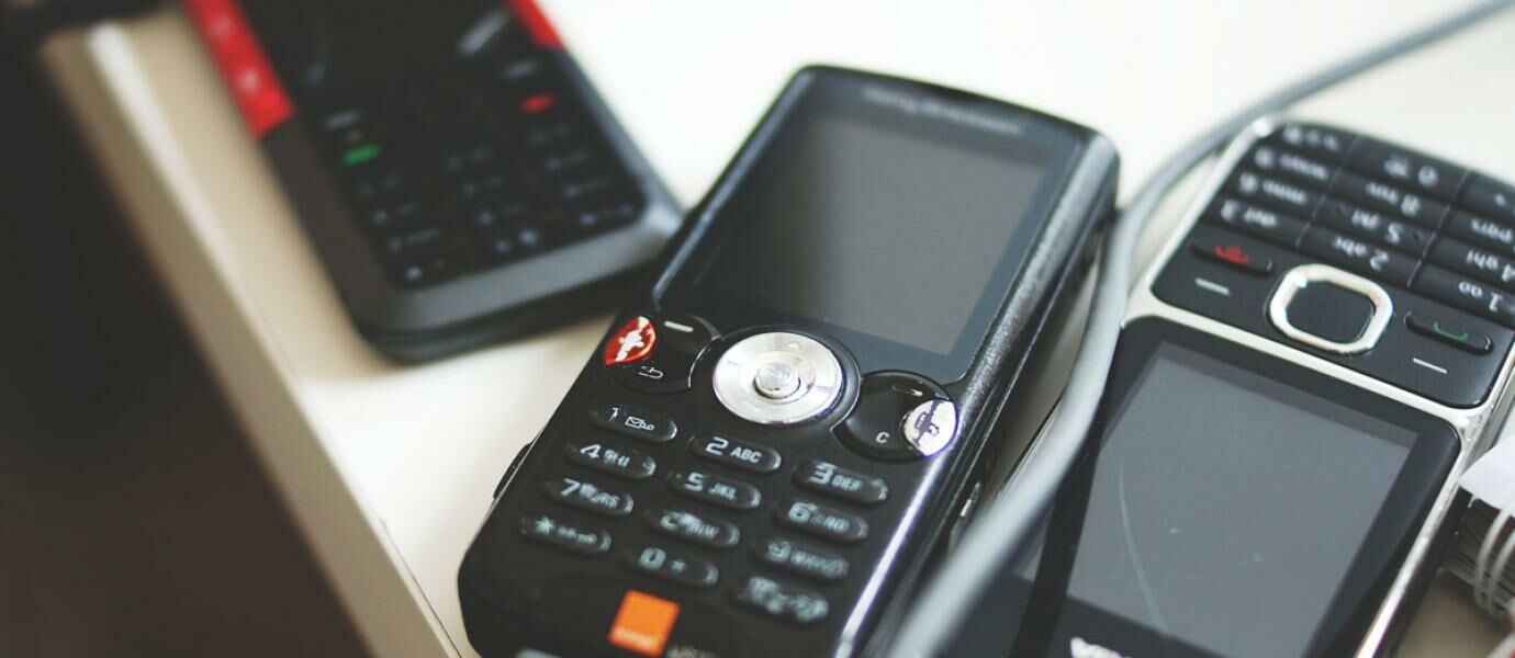 9 Kebiasaan Unik Pengguna Handphone Jadul. Agan yang mana?