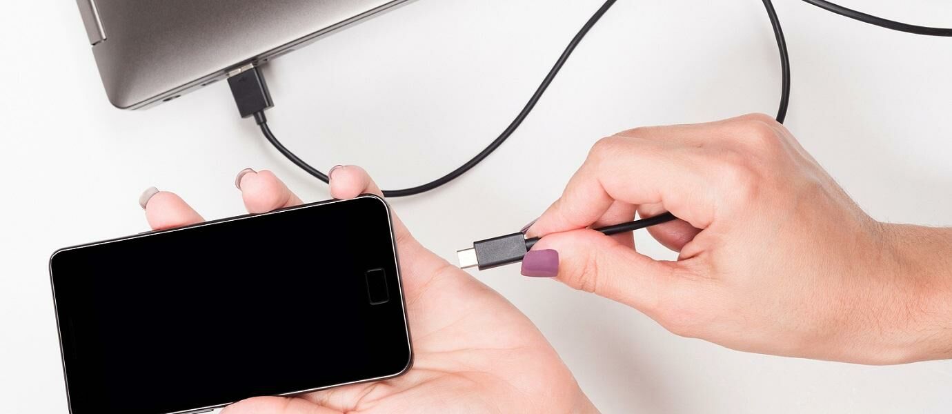 Jangan Asal Colok! Ini Bahaya Keseringan Charge Smartphone Pake Laptop! 