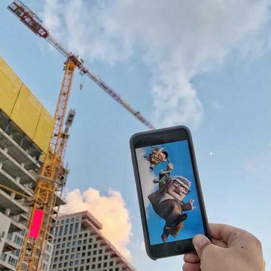 Foto - Foto Kocak Perpaduan Antara Obyek Dunia Nyata dan Smartphone