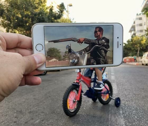 Foto - Foto Kocak Perpaduan Antara Obyek Dunia Nyata dan Smartphone