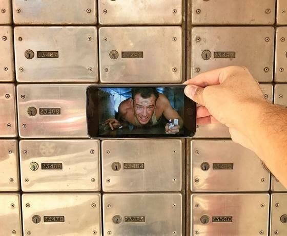Foto - Foto Kocak Perpaduan Antara Obyek Dunia Nyata dan Smartphone