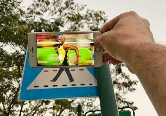 Foto - Foto Kocak Perpaduan Antara Obyek Dunia Nyata dan Smartphone