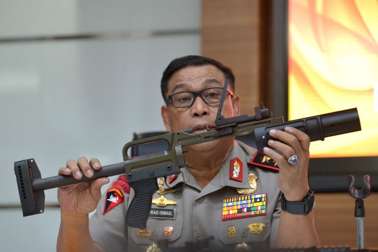 ditanya-soal-senjata-komandan-brimob-tepis-tangan-wartawan
