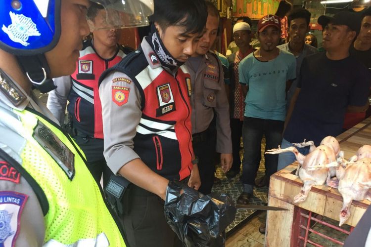 dua-pedagang-ayam-duel-berebut-pembeli-satu-orang-kritis