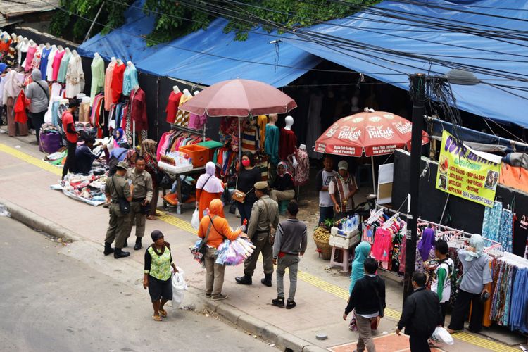 Lulung Sebut PKL Duduki Trotoar di Tanah Abang Hoaks, Ini Buktinya...