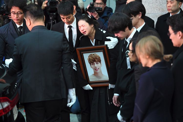 Kakak dan Minho SHINee Pimpin Prosesi Pemakanan Jonghyun: Isak Tangis Menyeruak
