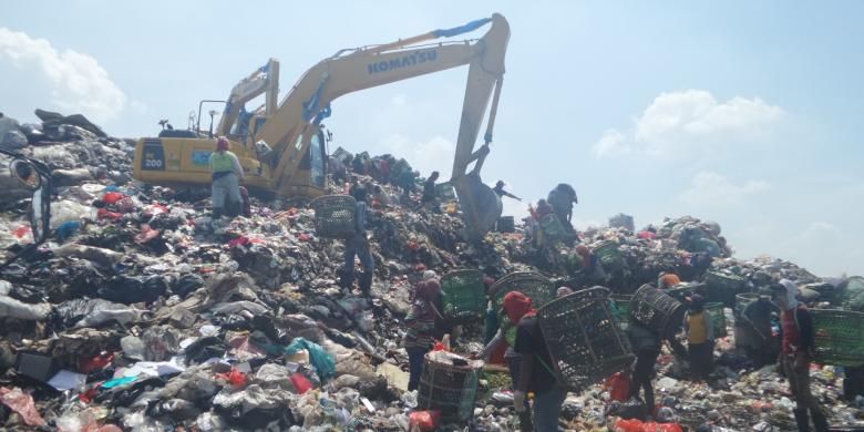 tumpukan-sampah-di-tpst-bantargebang-dibentuk-seperti-piramida