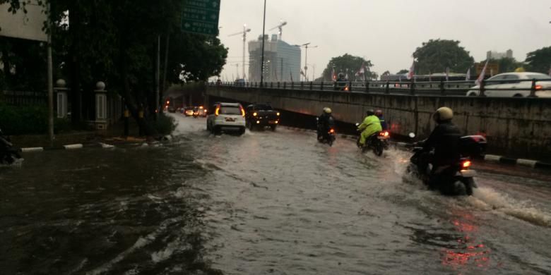 Hujan Deras Pagi Ini, Sejumlah Jalan di Jakarta Tergenang